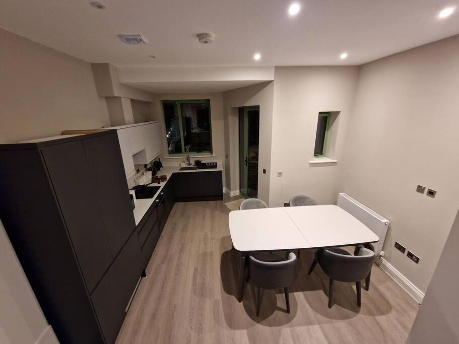Villa Stunning Newbuilt 3 Bed House Sleeps 9 à Edmonton Extérieur photo