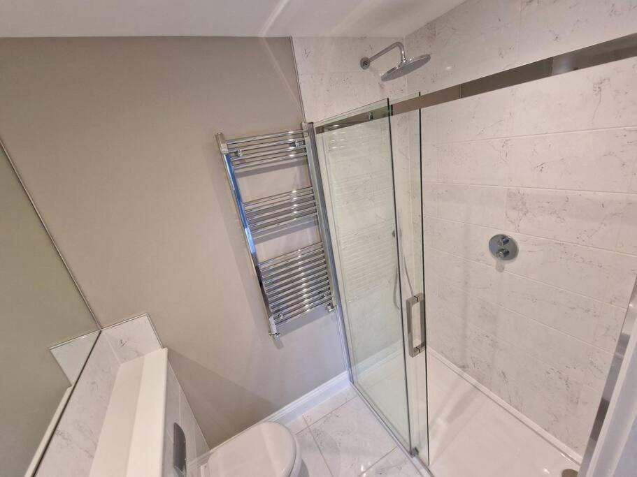 Villa Stunning Newbuilt 3 Bed House Sleeps 9 à Edmonton Extérieur photo